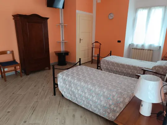 Camera luminosa e ordinata con letto singolo e armadio