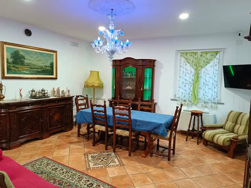 Soggiorno con divani e libreria per momenti di socialità